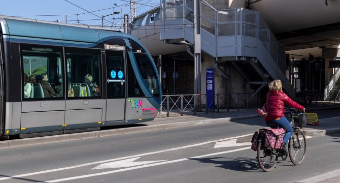 En ville avec un tram et un velo qui circulent près de la gare St-Jean